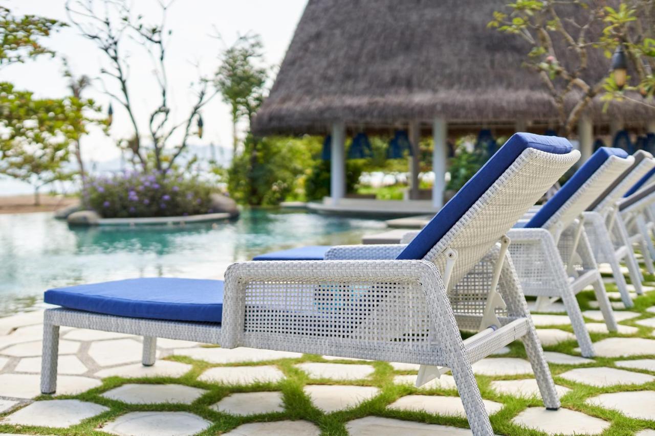Sudamala Resort, Komodo, 라부안 바조 외부 사진 A synthetic rattan chaise longue