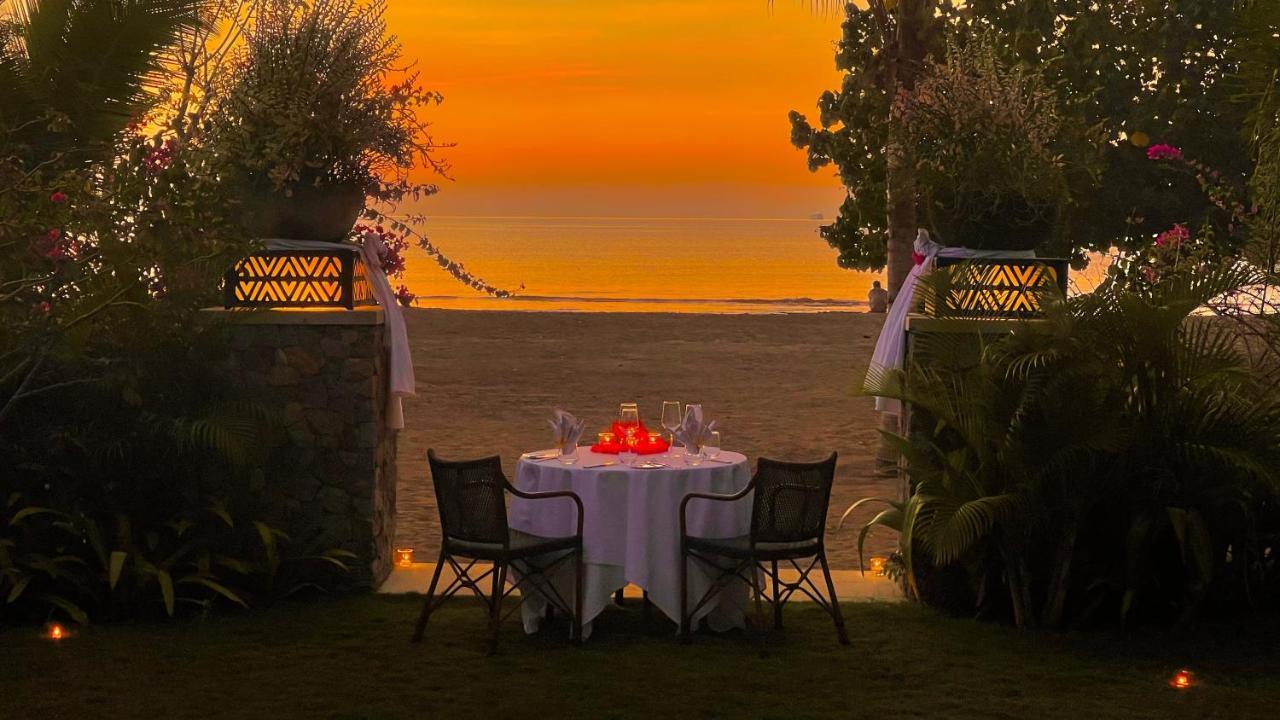 Sudamala Resort, Komodo, 라부안 바조 외부 사진 Sunset at the beach