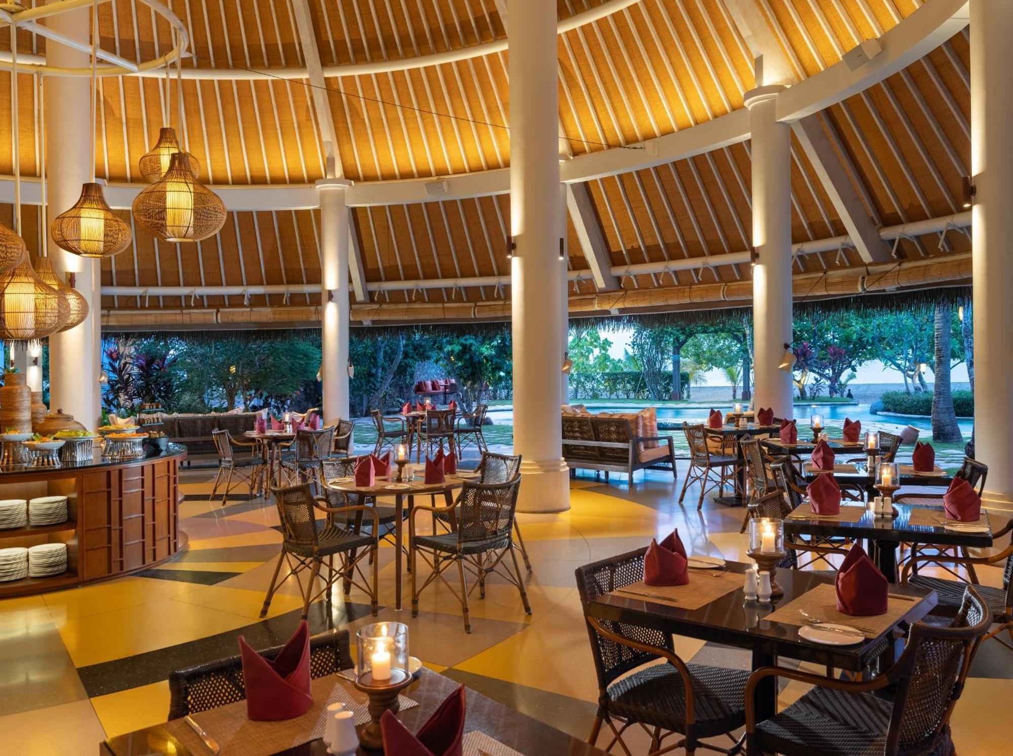 Sudamala Resort, Komodo, 라부안 바조 외부 사진 The restaurant at the hotel