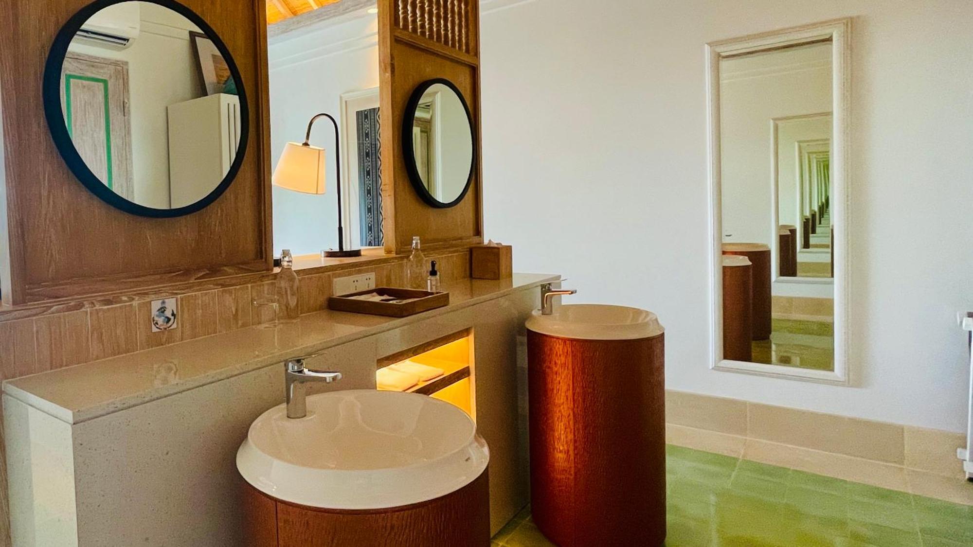Sudamala Resort, Komodo, 라부안 바조 외부 사진 Bathroom at the Taj Bengal